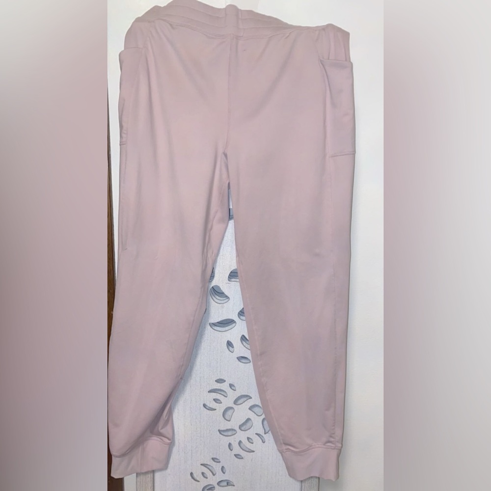 Fabletics pink leggings with pockets. Barely worn. Size: Large